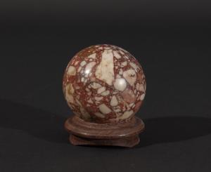 Kugel aus Brekzien-Korallenmarmor, Durchmesser 7 cm